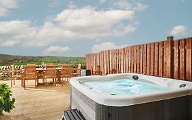 Haworth Home - Hot Tub Cinema Games Room Sleeps 12